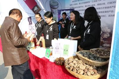 兩天銷售713萬！房縣“互聯(lián)網(wǎng)+精準(zhǔn)扶貧”展銷會助力農(nóng)副產(chǎn)品熱銷
